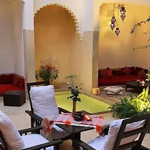 Riad Davia ***